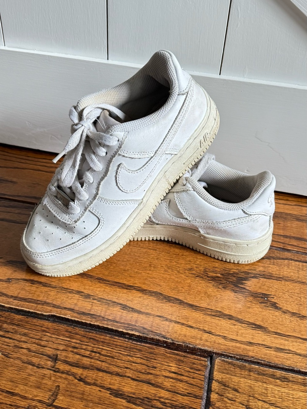 Nike Air Force 1 Low Triple White Sneakers
Size 4.5 UNISEX